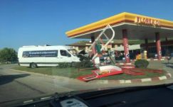 Benzinkútnak hajtott egy kisbusz Gyulafehérvárnál