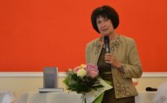 Meglepetésvendégek köszöntötték a 60 éves Egyed Emesét Kolozsváron