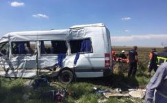 Nagyon durva baleset történt: egy halott, 16 sebesült