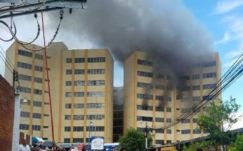 Többen kiugrottak a lángoló San Salvador-i pénzügyminisztériumból 