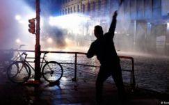 Vasárnap hajnalban ismét összecsaptak tüntetők és rendőrök Hamburgban