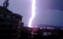 Így csapott le egy hatalmas villám egy erdélyi városra