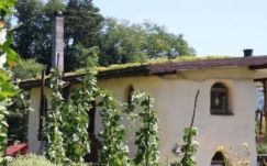 Mesebeli házat épített egy besztercei testvérpár