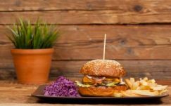 „Kis hely, nagy íz” – Fiatal vállalkozó hamburgerezője hódít Sepsiszentgyörgyön