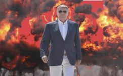 Mémek: Klaus Johannis a nyugdíjas Maverick hadnagy szerepében