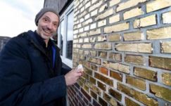 Aranyfóliával vont be egy 300 négyzetméteres házfalat egy hamburgi művész