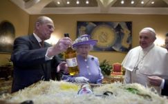 Szalmakalaptól az aranytevéig – ilyen ajándékokat kapott II. Erzsébet királynő