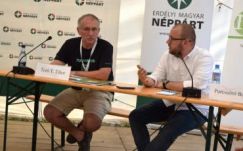 Tusványos: a bal sarokban Toró T. Tibor, a jobb sarokban Porcsalmi Bálint