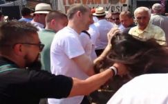 Egy csíkszeredai esküvői fotós bántalmazta az Orbánt kifütyülő lányt