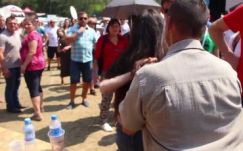 Kiderült, hogy ki vezette ki a tömegből az Orbánt kifütyülő lányt