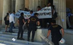 Harminc anarchista tört be a görög parlamentbe