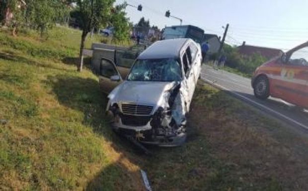 Öt gyereket szállító kocsi ütközött egy autóbusszal