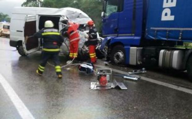 FRISSÍTVE: Három személy meghalt egy súlyos autóbalesetben az Olt-völgyében