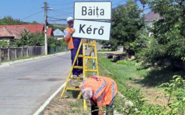 Kétnyelvű helységnévtáblát helyeztek ki a Kolozs megyei Kérőben