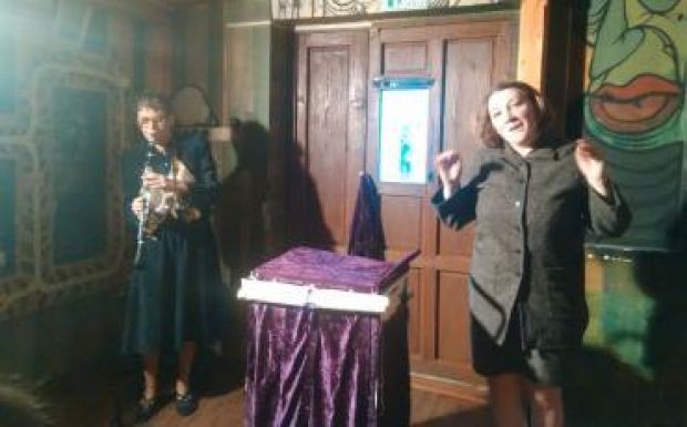 Illatos kert – arab erotikus kézikönyv-show Csíkszeredában 