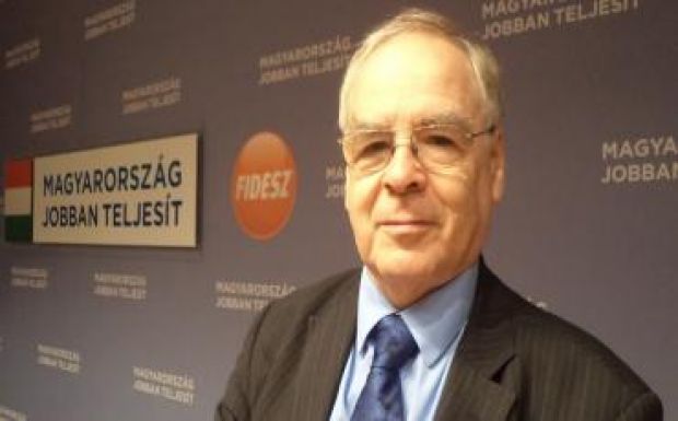 Egy fideszes EP-képviselő szerint sem Soros nyomja a gombot Brüsszelben