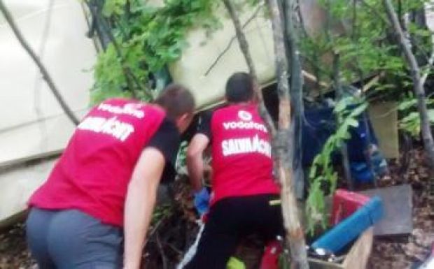 Szakadékba borult egy autó a Transzalpina hegyi út közelében