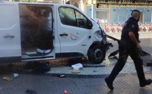 Furgon hajtott a tömegbe Barcelonában: 14 halott, 130 sebesült (percről percre)
