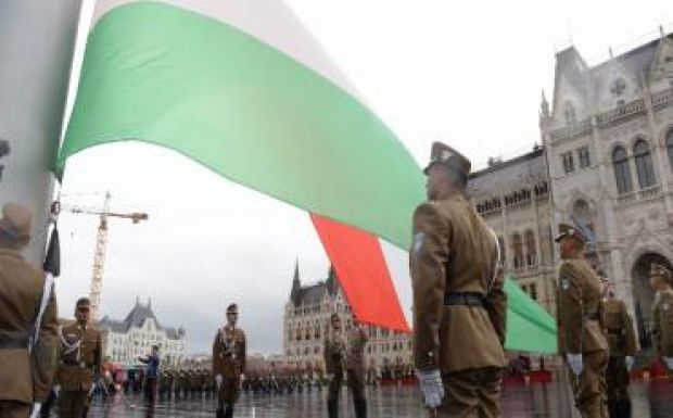 Felvonták Magyarország lobogóját az Országház előtt