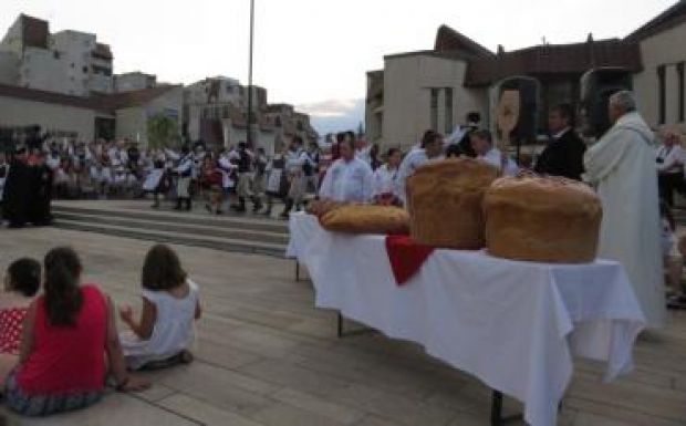 Új kenyeret osztottak Marosvásárhely főterén