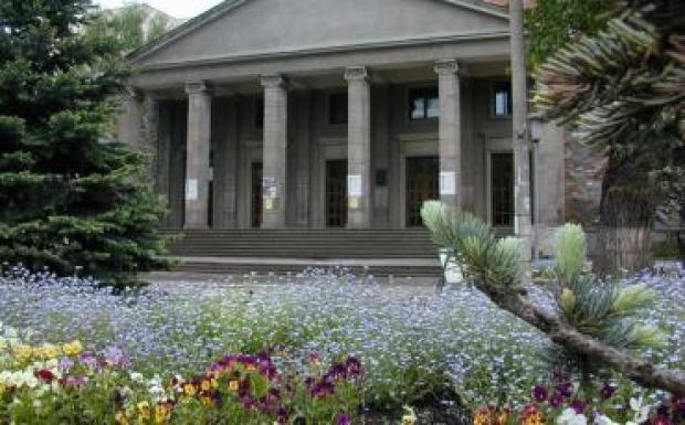 Magyar és román közönségnek is nyújt bérletet az új évadra a Csíki Játékszín