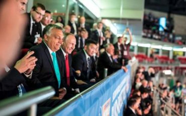 Putyin az ellene tiltakozókat is végignézte a budapesti arénában