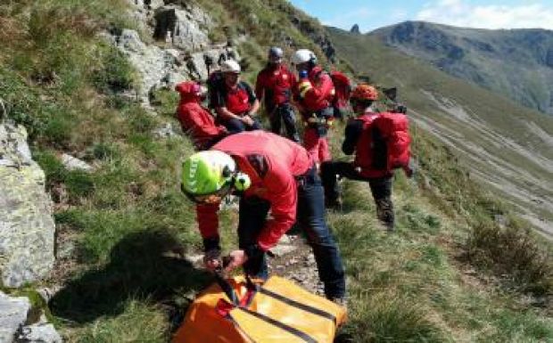 Feltörte a lábát a bakancs, kihívta a hegyimentőket a kocaturista