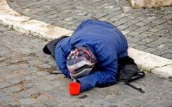 Koldulás miatt kitoloncolnak egy román nőt Dániából