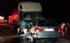 Tengerparti nyaralásból hazatérő család kocsija futott kamion alá