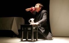 Az Ördögkatlanon játssza az Aradi Kamaraszínház Rudolf Hess tízparancsolatát