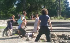 Cipőkkel mesélte el az Odüsszeia történetét Csíkszeredában a Bábu Egyesület