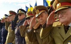 A kormány korlátozza a különleges nyugdíjakat, és emeli a belügyi alkalmazottak bérét