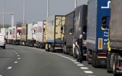 Pénteken is korlátozzák a 30 tonnásnál nagyobb gépjárművek forgalmát 