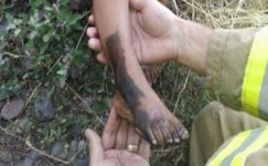 Tűzoltók szabadították ki a sínek közül a három éves gyermeket