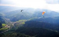 Látványos: jubileumi siklóernyő-fesztivál zajlik Gyergyótölgyesen