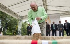 Összeöntötték a magyarországi és a határon túlról származó búzát Nemeshanyban