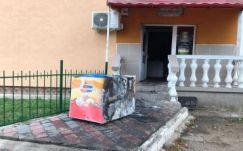 Hét személyt evakuáltak egy tömbházból, miután tűz ütött ki a földszinti üzlethelyiségben