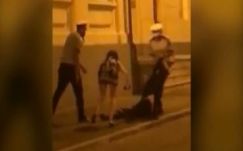 Mint egy zsák krumplit, úgy vonszolt a földön két rendőr egy bukaresti orvost