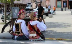 Pörögnek a szoknyák, csattognak a csizmák Kolozsvár főterén (NAGYKÉP)