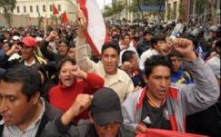 Könnygázzal oszlatták a tüntető tanárokat, akik a beígért béremelésért mentek utcára