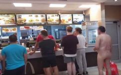 Meztelenül tért be egy férfi a nagyváradi McDonald'sba