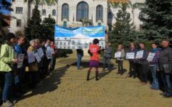 Pénteken kezdik tüntetéssorozatukat a katolikus gimnázium diákjainak szülei