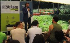 Kamuhírekről és Trump „hülye hajáról” tanultunk az edzőtáboros gyorstalpalón