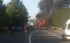 Kigyulladt egy kamion a Királyhágón