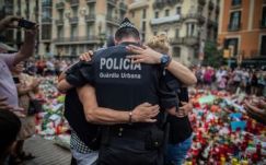 Barcelonai gázolás: múzeumba kerülnek az utcán elhelyezett emléktárgyak és üzenetek