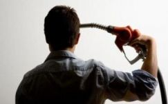 Nem akarja sokkolni az autósokat: így drágítja a benzint a kormány