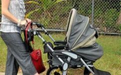 Gyermekkel együtt lopta el a babakocsit a román nő