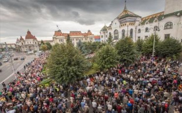 Tüntetés a katolikus gimnázium védelmében: a szülők nem finomkodtak