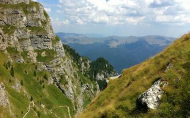 FRISSÍTVE: Szakadékba zuhant egy nő a Bucsecs-hegységben