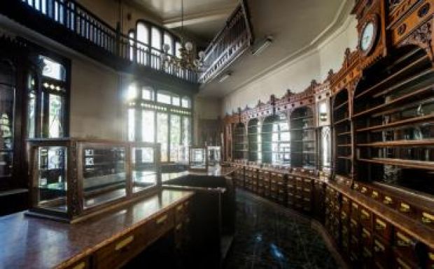 Eladó Bukarest egyik legrégebbi gyógyszertára, teljes bútorzattal